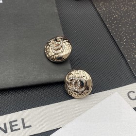 Официальный сайт продает популярные модели. Новая версия Chanel с