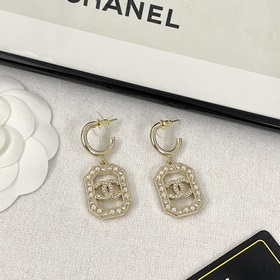 Популярные серьги Chanel в наличии. Chanel 23 Серьги-гвоздики с ж