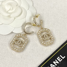 Популярные серьги Chanel в наличии. Chanel 23 Серьги-гвоздики с ж