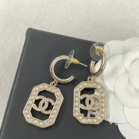 Популярные серьги Chanel в наличии. Chanel 23 Серьги-гвоздики с ж