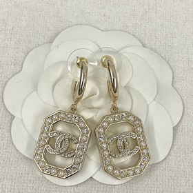 Популярные серьги Chanel в наличии. Chanel 23 Серьги-гвоздики с ж