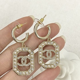 Популярные серьги Chanel в наличии. Chanel 23 Серьги-гвоздики с ж