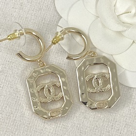 Популярные серьги Chanel в наличии. Chanel 23 Серьги-гвоздики с ж