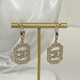 Популярные серьги Chanel в наличии. Chanel 23 Серьги-гвоздики с ж