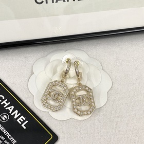 Популярные серьги Chanel в наличии. Chanel 23 Серьги-гвоздики с ж