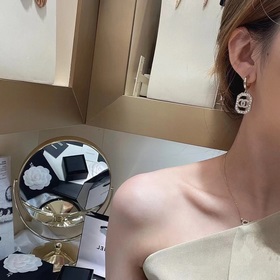 Популярные серьги Chanel в наличии. Chanel 23 Серьги-гвоздики с ж