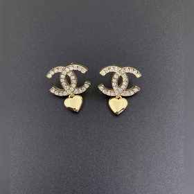 Новейшие серьги-гвоздики Chanel с гладкой поверхностью в форме се