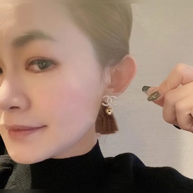 Новейшие серьги-гвоздики Chanel с гладкой поверхностью в форме се