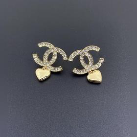 Новейшие серьги-гвоздики Chanel с гладкой поверхностью в форме се