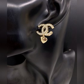 Новейшие серьги-гвоздики Chanel с гладкой поверхностью в форме се