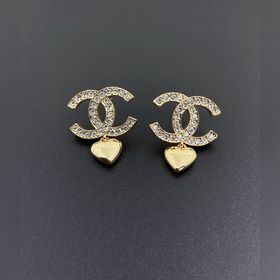 Новейшие серьги-гвоздики Chanel с гладкой поверхностью в форме се