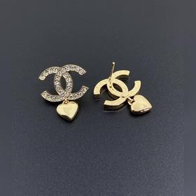 Новейшие серьги-гвоздики Chanel с гладкой поверхностью в форме се