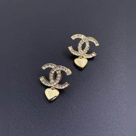 Новейшие серьги-гвоздики Chanel с гладкой поверхностью в форме се