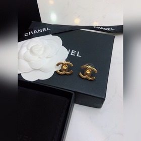 Chanel 2023 год, новинка, синхронный выпуск в магазинах, серьги-г
