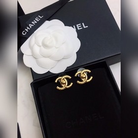 Chanel 2023 год, новинка, синхронный выпуск в магазинах, серьги-г