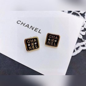 Chanel квадратные серьги с двойной буквой C.