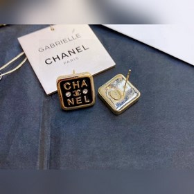 Chanel квадратные серьги с двойной буквой C.