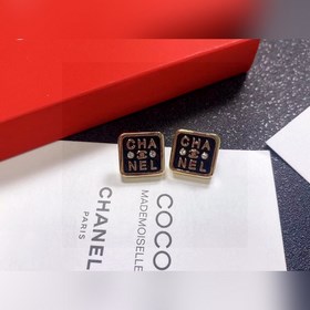 Chanel квадратные серьги с двойной буквой C.