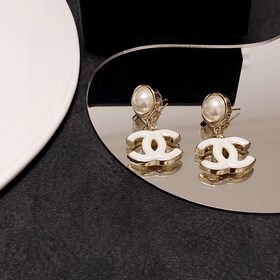 Новые модели от CHANEl, синхронно представленные в магазинах. Нов