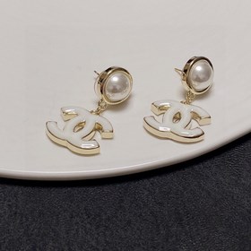 Новые модели от CHANEl, синхронно представленные в магазинах. Нов