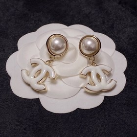Новые модели от CHANEl, синхронно представленные в магазинах. Нов