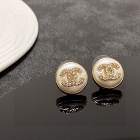 Chanel милые серьги в лаконичном стиле. Эти серьги действительно 