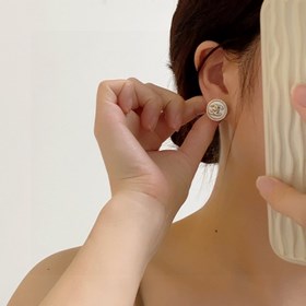 Chanel лаконичные серьги с кнопкой и двойным C. Эти серьги действ