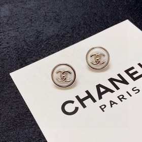Chanel лаконичные серьги с кнопкой и двойным C. Эти серьги действ