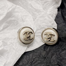 Chanel лаконичные серьги с кнопкой и двойным C. Эти серьги действ