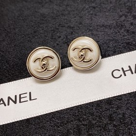Chanel лаконичные серьги с кнопкой и двойным C. Эти серьги действ