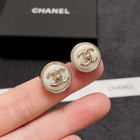 Chanel лаконичные серьги с кнопкой и двойным C. Эти серьги действ