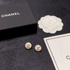 Chanel лаконичные серьги с кнопкой и двойным C. Эти серьги действ