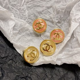 Chanel маленькие серьги с двойным C в конфети-цветах. Эти серьги