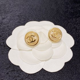 Chanel маленькие серьги с двойным C в конфети-цветах. Эти серьги