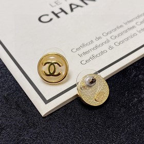 Chanel маленькие серьги с двойным C в конфети-цветах. Эти серьги 
