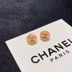 Chanel маленькие серьги с двойным C в конфети-цветах. Эти серьги 