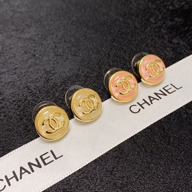 Chanel маленькие серьги с двойным C в конфети-цветах. Эти серьги 