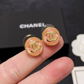 Chanel маленькие серьги с двойным C в конфети-цветах. Эти серьги 