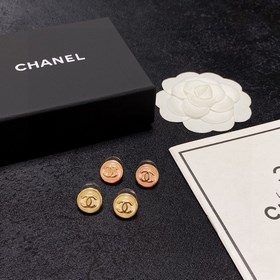Chanel маленькие серьги с двойным C в конфети-цветах. Эти серьги 