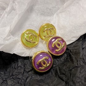 Chanel маленькие серьги с двойным C в конфети-цветах. Эти серьги