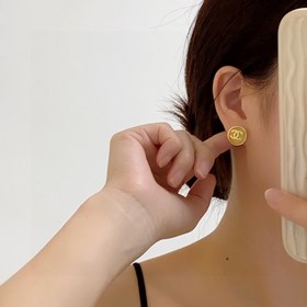 Chanel маленькие серьги с двойным C в конфети-цветах. Эти серьги