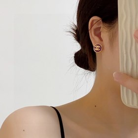 Chanel маленькие серьги с двойным C в конфети-цветах. Эти серьги
