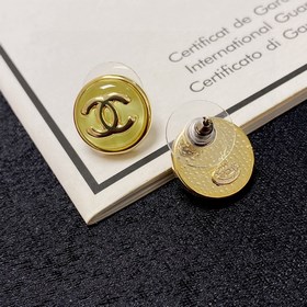 Chanel маленькие серьги с двойным C в конфети-цветах. Эти серьги 