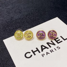 Chanel маленькие серьги с двойным C в конфети-цветах. Эти серьги 