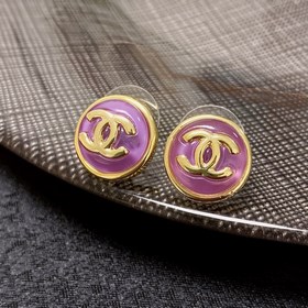Chanel маленькие серьги с двойным C в конфети-цветах. Эти серьги 
