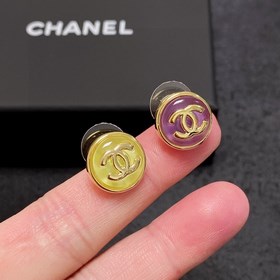 Chanel маленькие серьги с двойным C в конфети-цветах. Эти серьги 