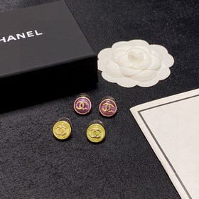 Chanel маленькие серьги с двойным C в конфети-цветах. Эти серьги 