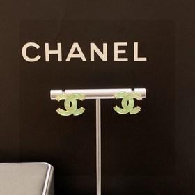 Серьги Chanel, светло-зеленые, прозрачные. Модели Chanel не нужда