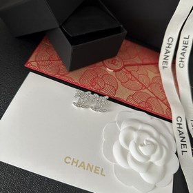 Chanel подержанные серьги с двойной буквой C. Модели Chanel не ну