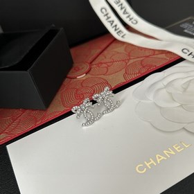 Chanel подержанные серьги с двойной буквой C. Модели Chanel не ну